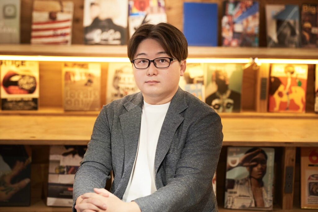 岸泰裕氏