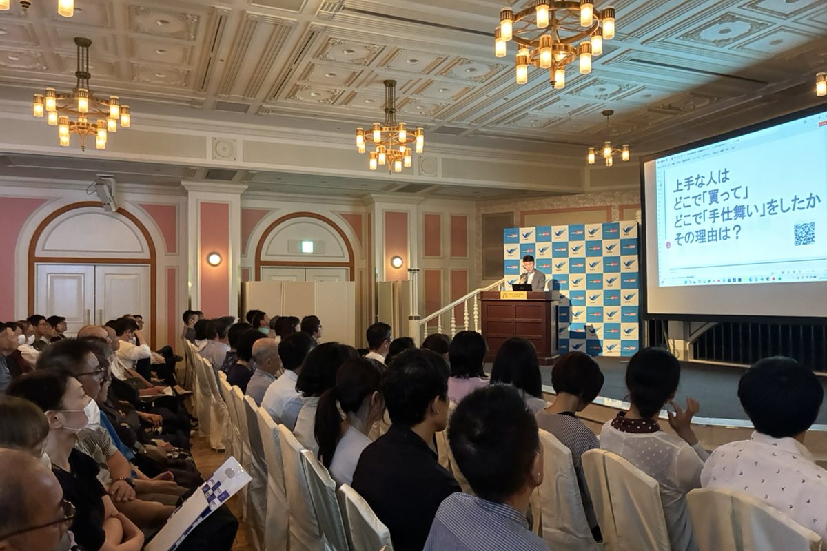 札幌会場のセミナーで解説する相場師朗と受講生